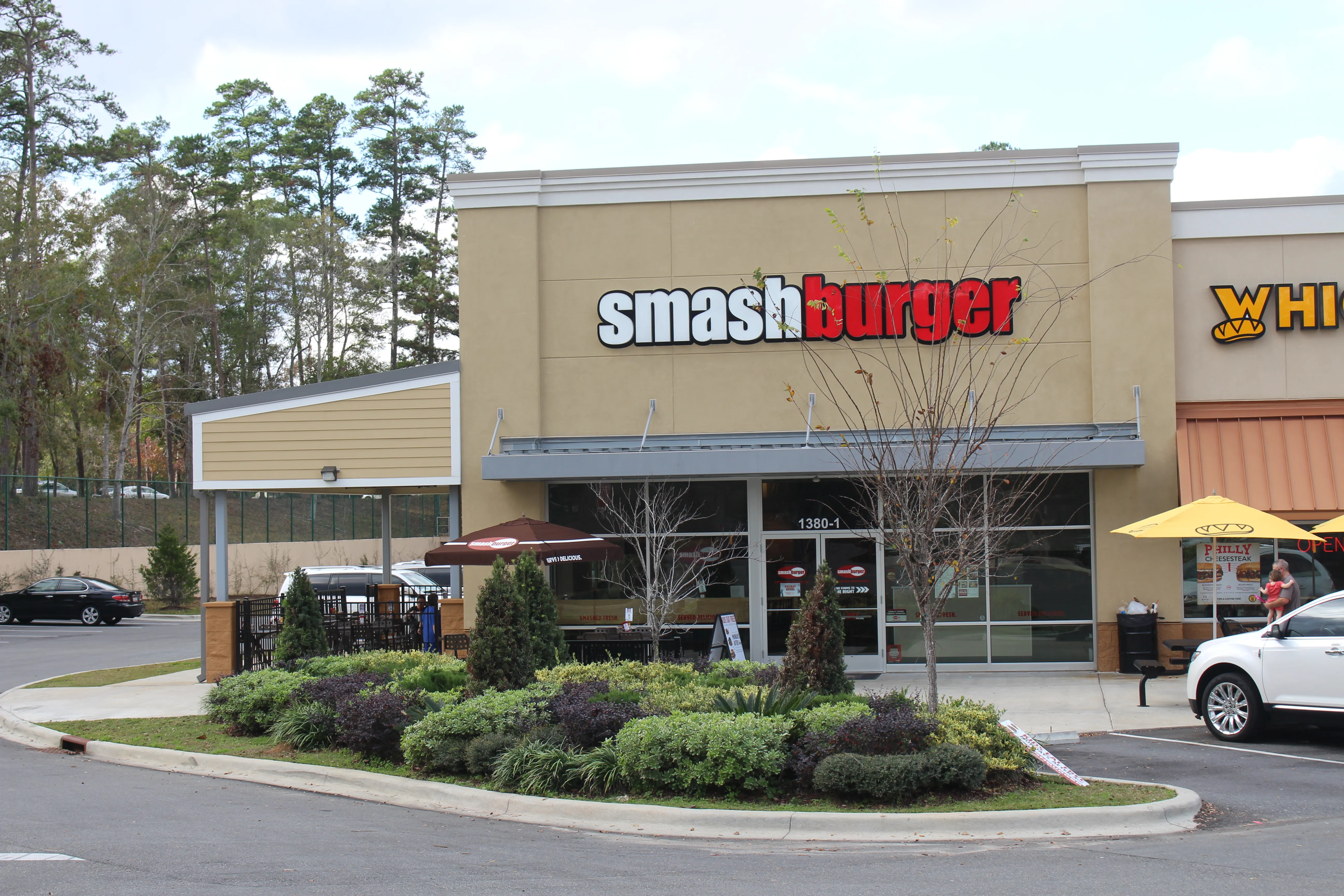 Style Daniel Thaiger : smash burger en gros plan avec steak écrasé fin, alt: smash burger Bangkok steak écrasé en gros plan