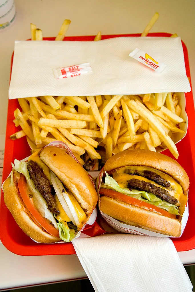Style Easy Burger : cheeseburgers et frites sur plateau, alt: cheeseburgers et frites Easy Burger Bangkok