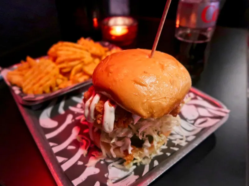 Meilleurs burgers à Birmingham : burger au poulet frit et frites gaufrées chez Bonehead, dans le centre-ville