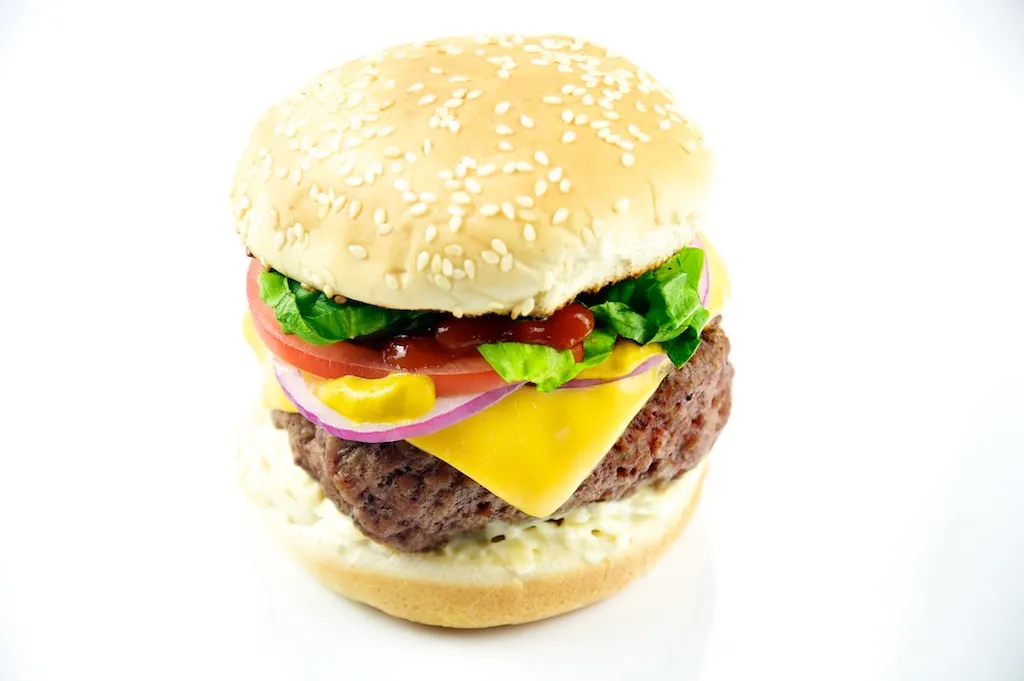 Mejores hamburguesas en Birmingham: cheeseburger con cheddar fundido, lechuga, tomate y patatas en pan brioche