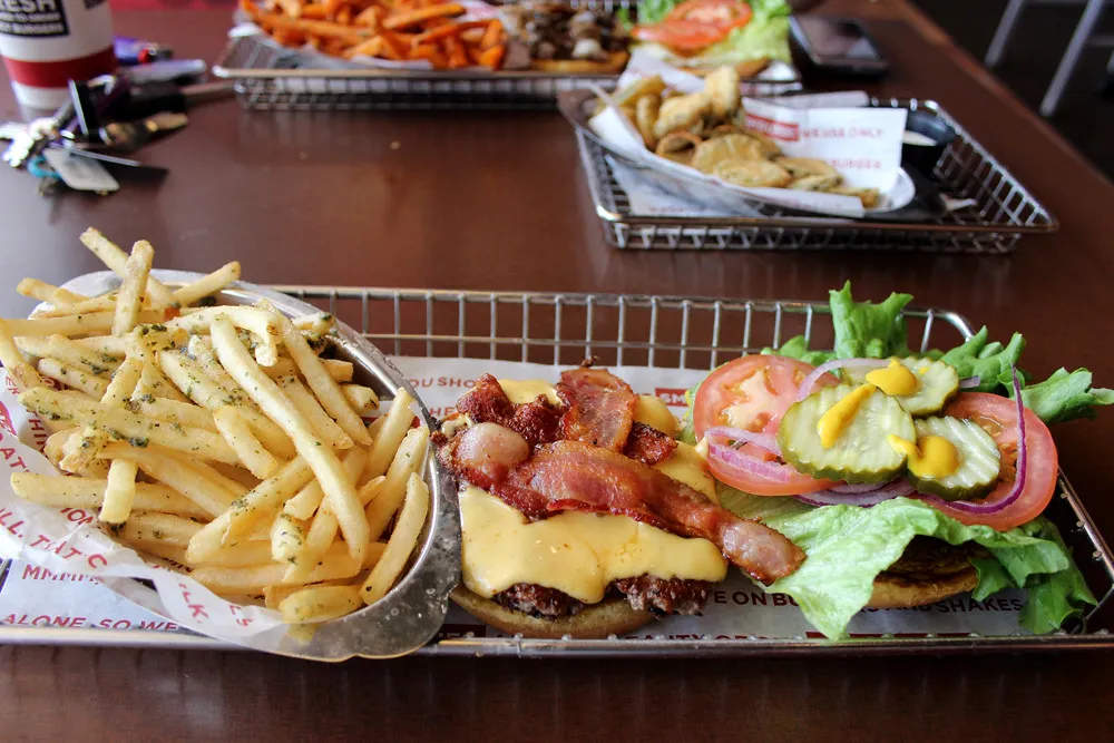 Smash burger con beicon y patatas fritas