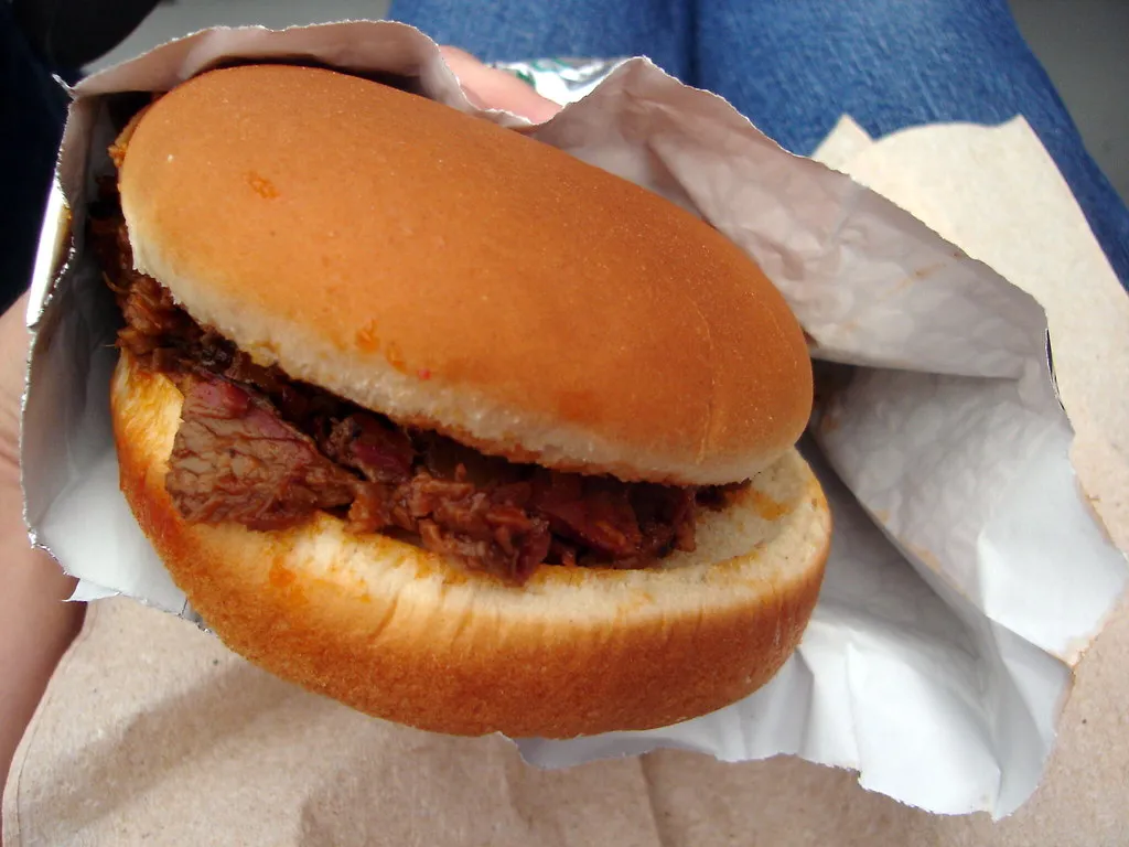 Sándwich de brisket a la barbacoa con salsa