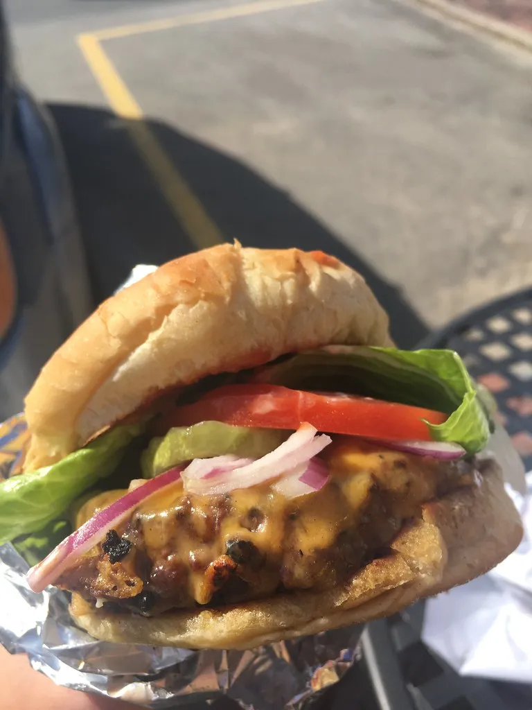 Smash burger de référence aux bords croustillants, fromage fondu et pain toasté