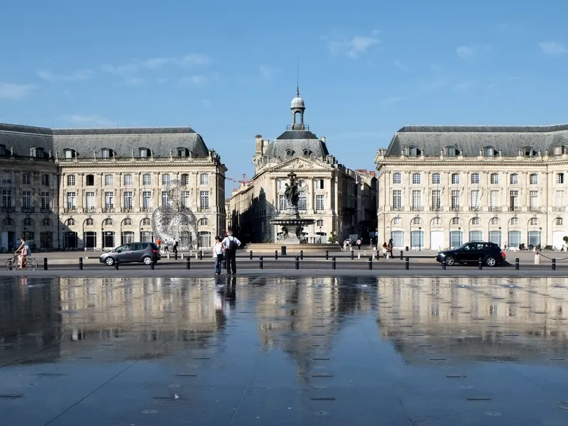 Place de la Bourse and Miroir d'eau in Bordeaux historic centre — best burger Bordeaux 2026 city guide