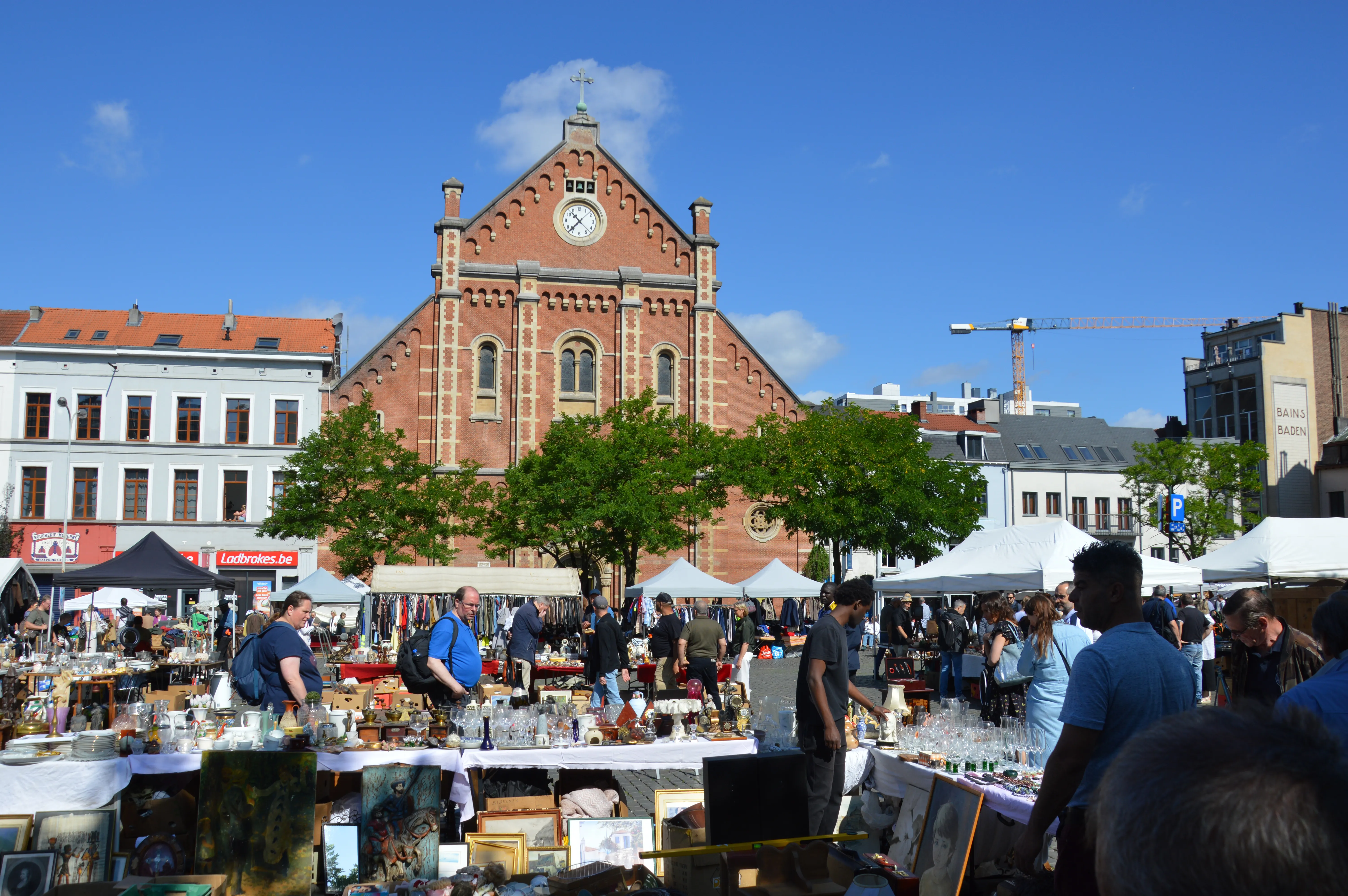 Stands des puces de la place du Jeu de Balle, dans les Marolles, à quelques pas de Fish Tank à Bruxelles