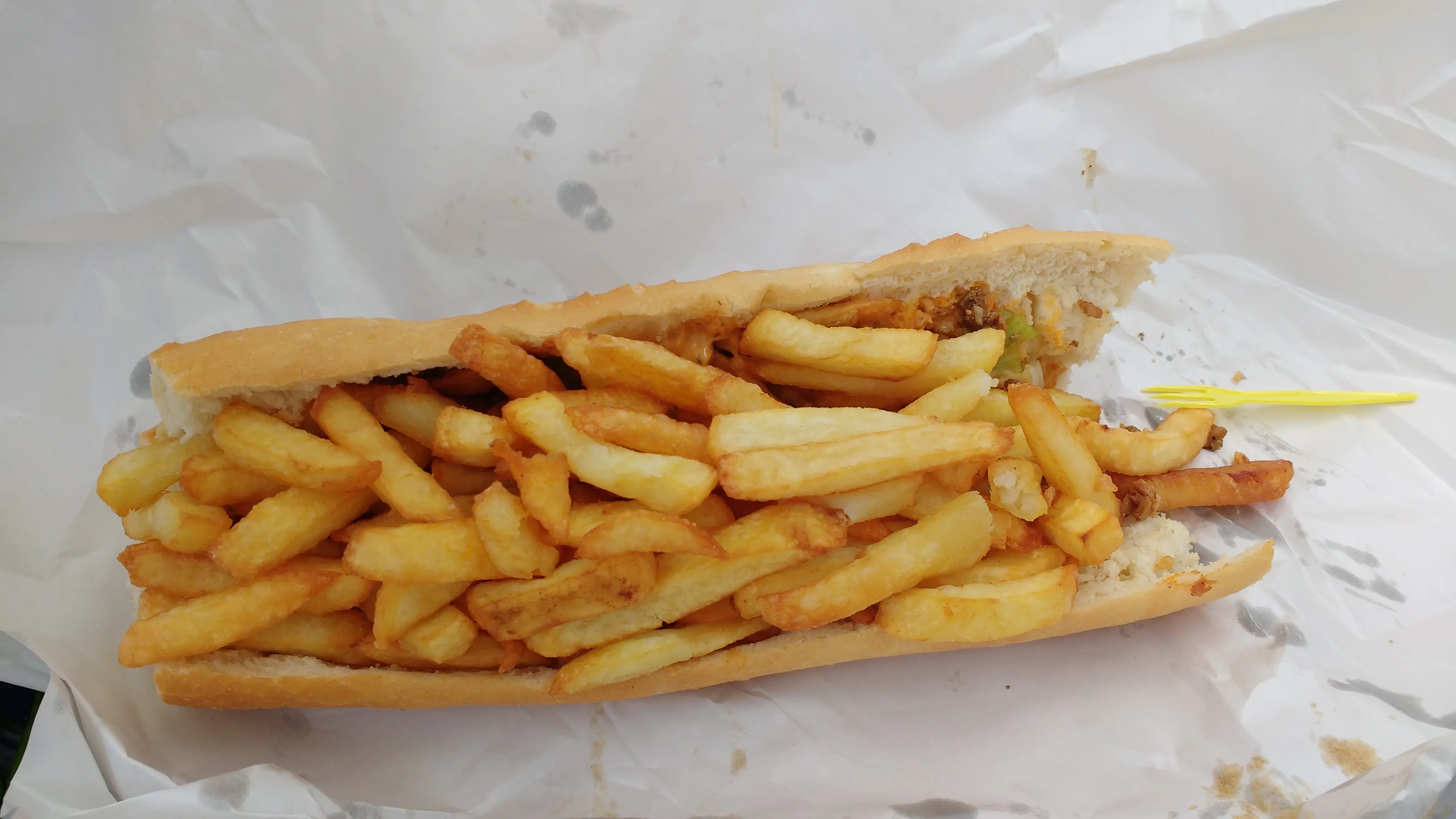 Mitraillette de la Maison Antoine à Bruxelles : demi-baguette garnie de viande, de frites belges et de sauce