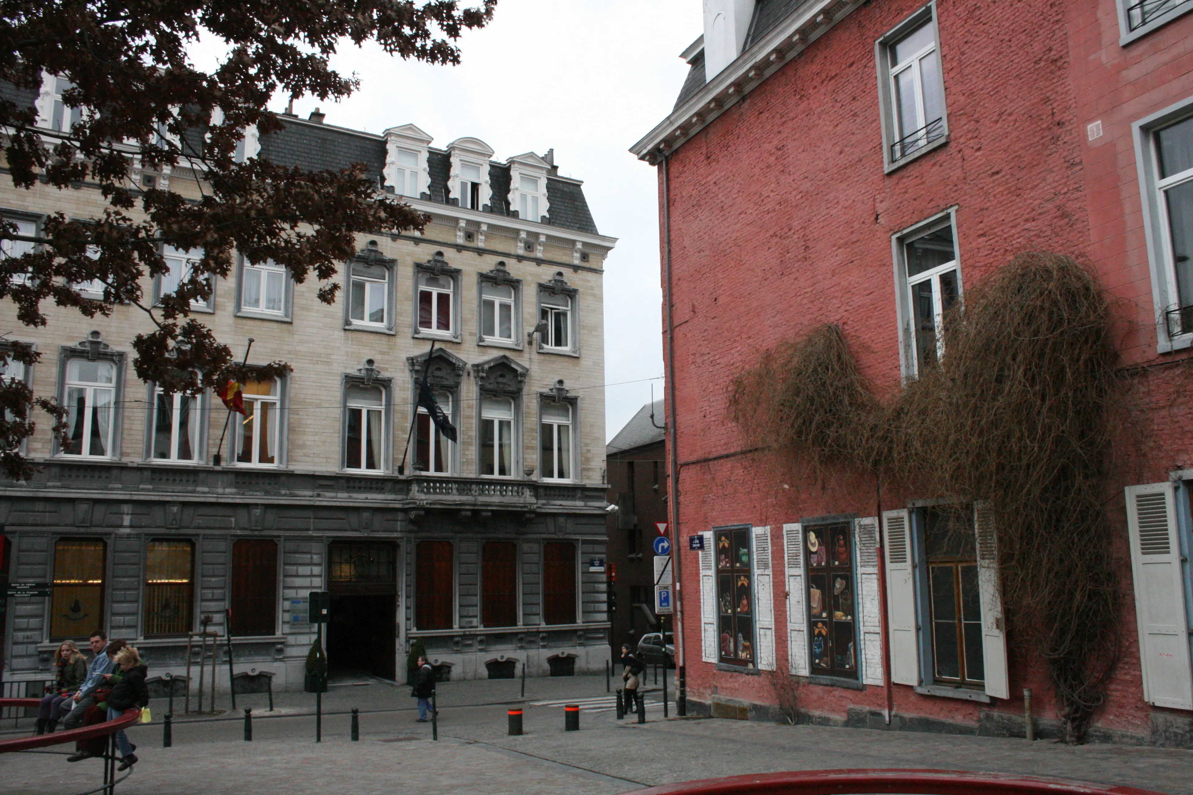 La rue Haute dans les Marolles, la rue bruxelloise du restaurant de burgers de poisson Fish Tank
