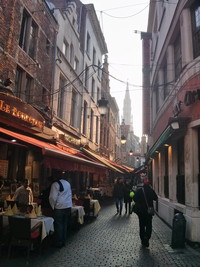 Terrasses de restaurants de la Petite Rue des Bouchers, dans l’îlot Sacré, la rue de Kitsune, le meilleur burger vegan de Bruxelles
