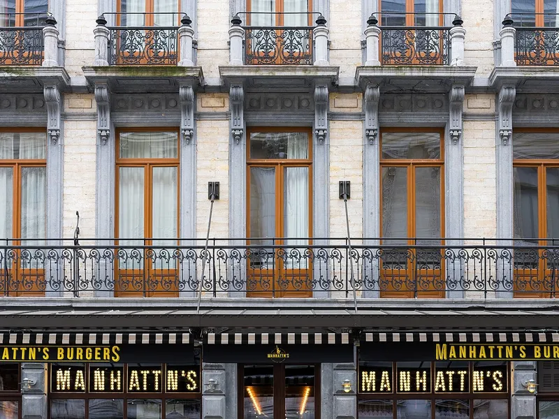 Façade de Manhattn's Burgers rue Henri Maus, près de la Bourse, une adresse du classement du meilleur burger à Bruxelles