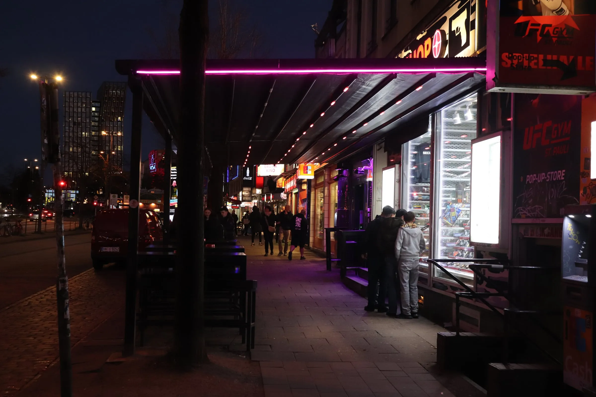 La Reeperbahn de St. Pauli de noche, en Hamburgo, calle de la hamburguesería Burger Heroes