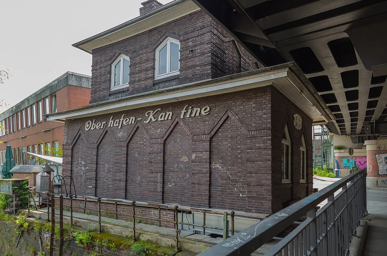 La Oberhafenkantine, pequeña cantina de ladrillo bajo el puente ferroviario de la HafenCity de Hamburgo, conocida por el Rundstück warm ligado al origen de la hamburguesa