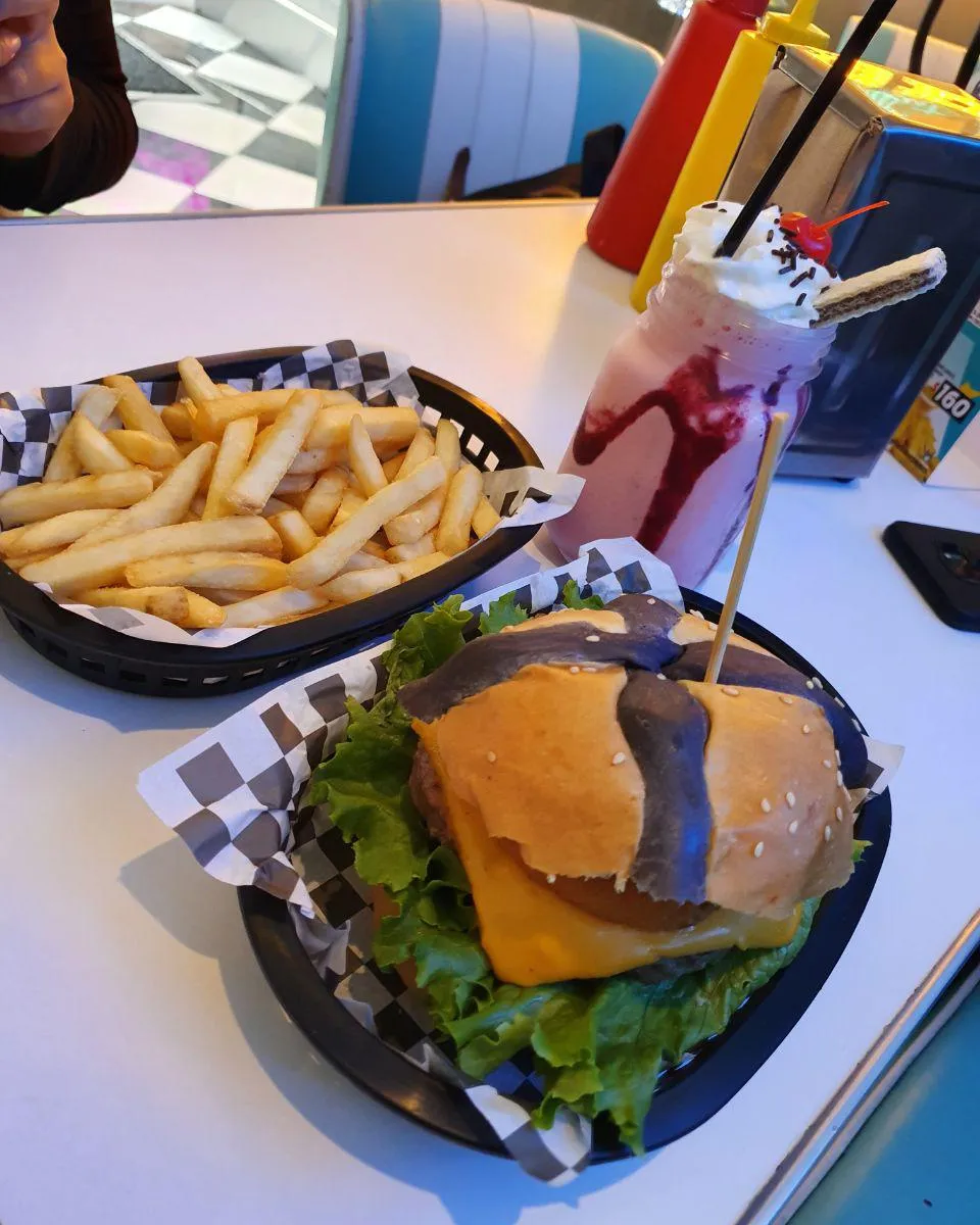 Hamburguesa en CDMX: cheeseburger con papas a la francesa y malteada en una fuente de sodas de estilo cincuentero en Ciudad de México