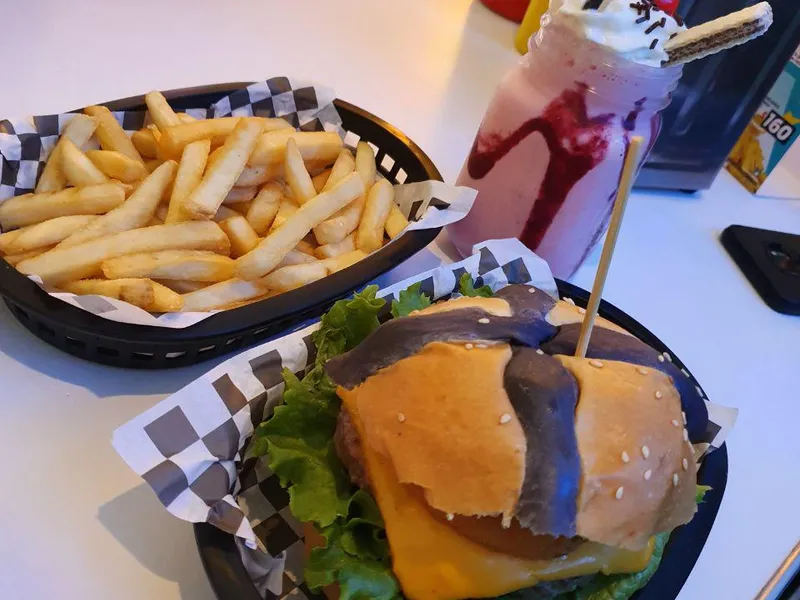Burger à Mexico : cheeseburger, frites et milk-shake dans un diner façon années 1950