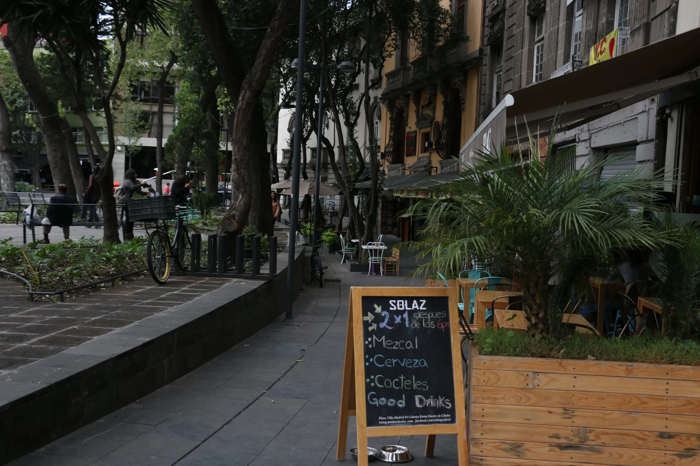 Terrazas de restaurantes frente a la Plaza Villa de Madrid en la Roma Norte, colonia de las mejores hamburguesas de CDMX