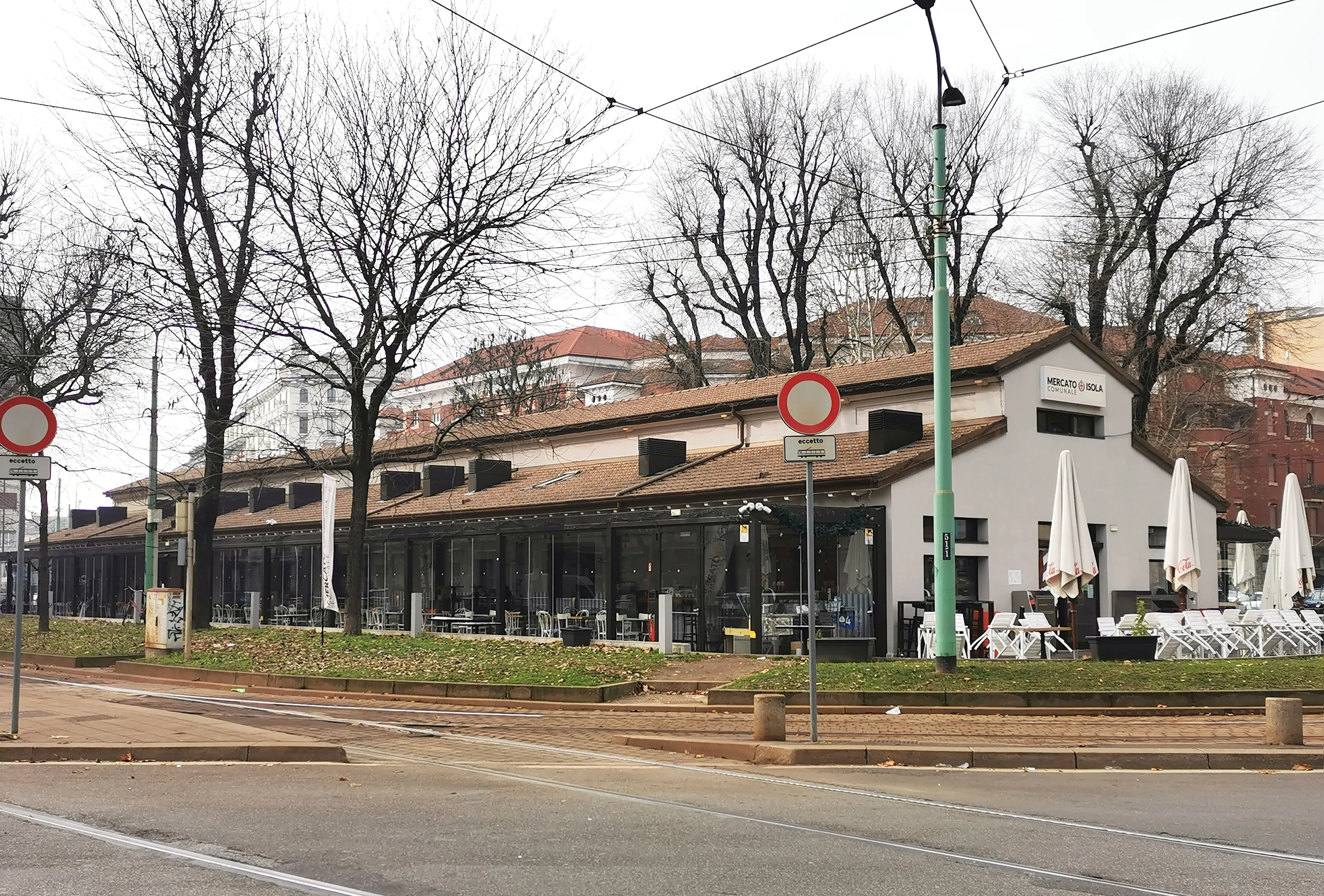 Mercato Comunale Isola covered market in Milan, home of Dumbo’s smash burgers at Piazzale Lagosta 7