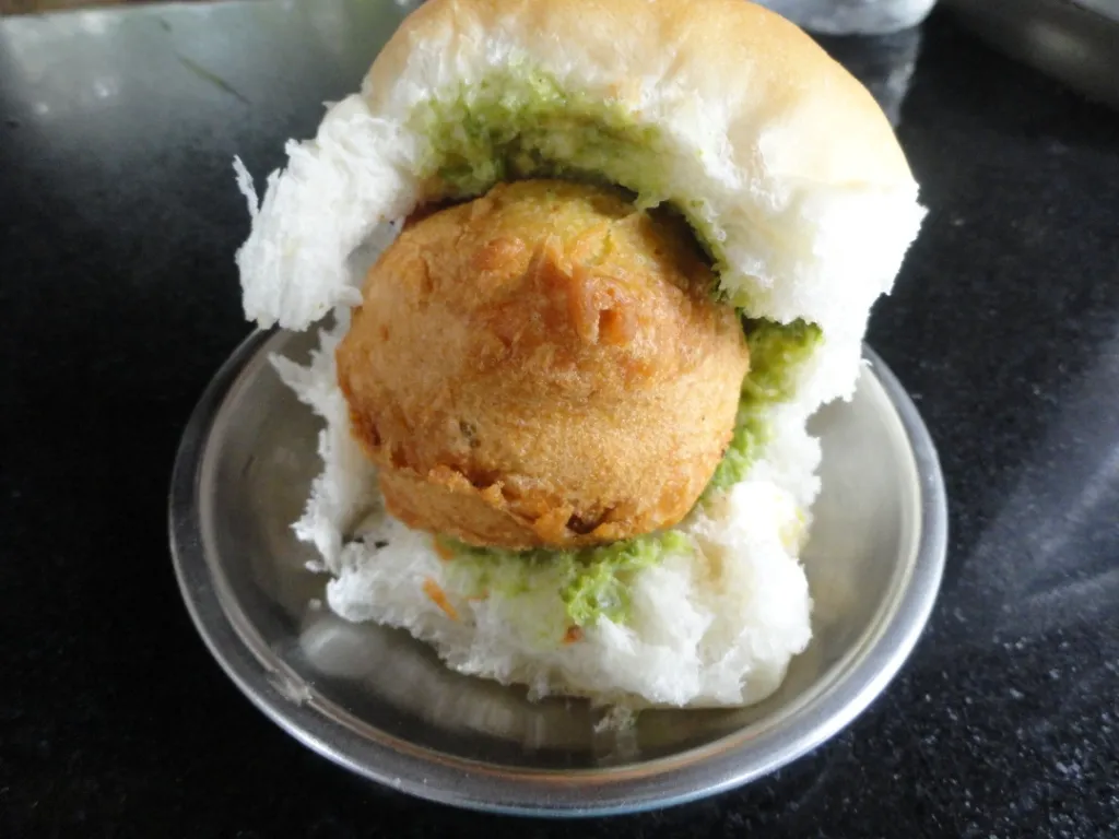 Vada pav de Mumbai, beignet de pomme de terre épicé servi dans un petit pain