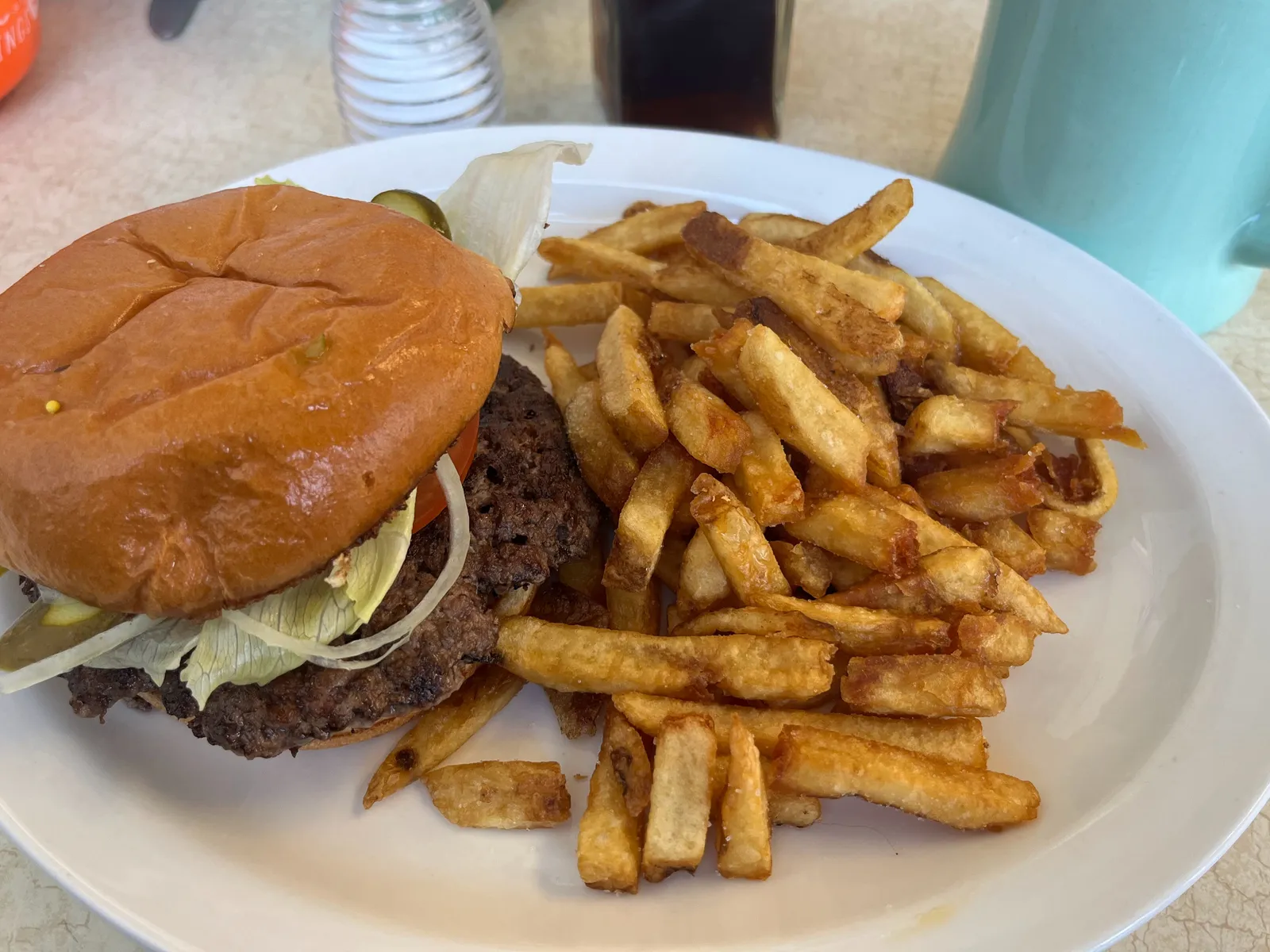 Meilleur burger à Mumbai : double smash burger aux deux steaks écrasés nappés de cheddar fondu, servi avec des frites