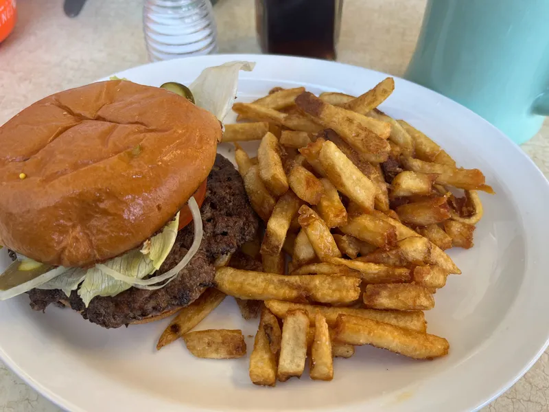 Hamburguesa smash doble con dos medallones aplastados y cheddar fundido, el estilo de las mejores hamburguesas de Bombay