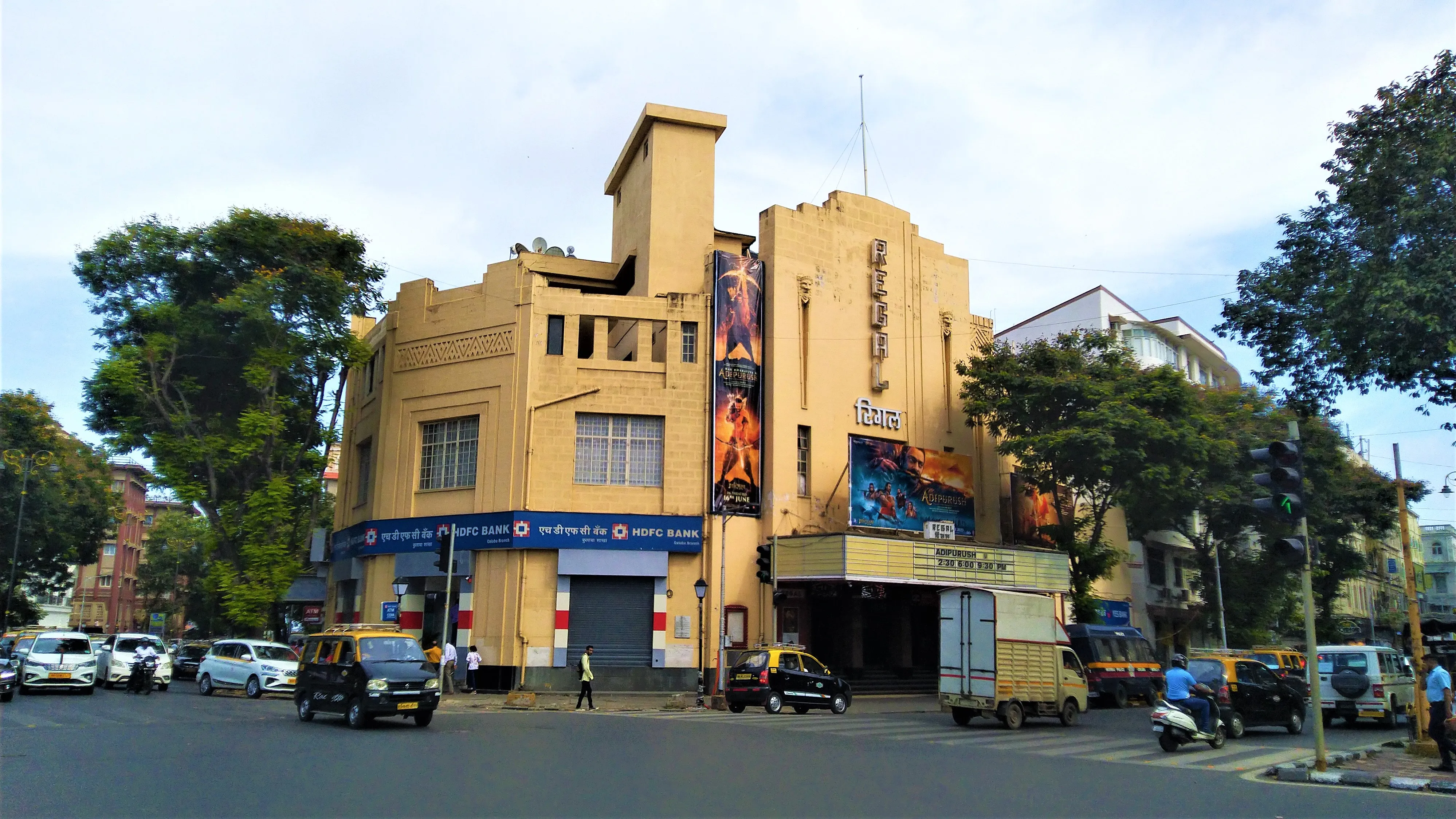 Façade Art déco du Regal Cinema à Colaba, Mumbai, en face du restaurant de burgers Woodside Inn
