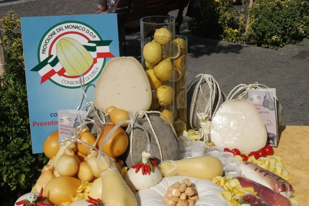 Provolone del Monaco, fromage affiné de la péninsule de Sorrente, sur le burger de Chianina de The Penny Black à Naples