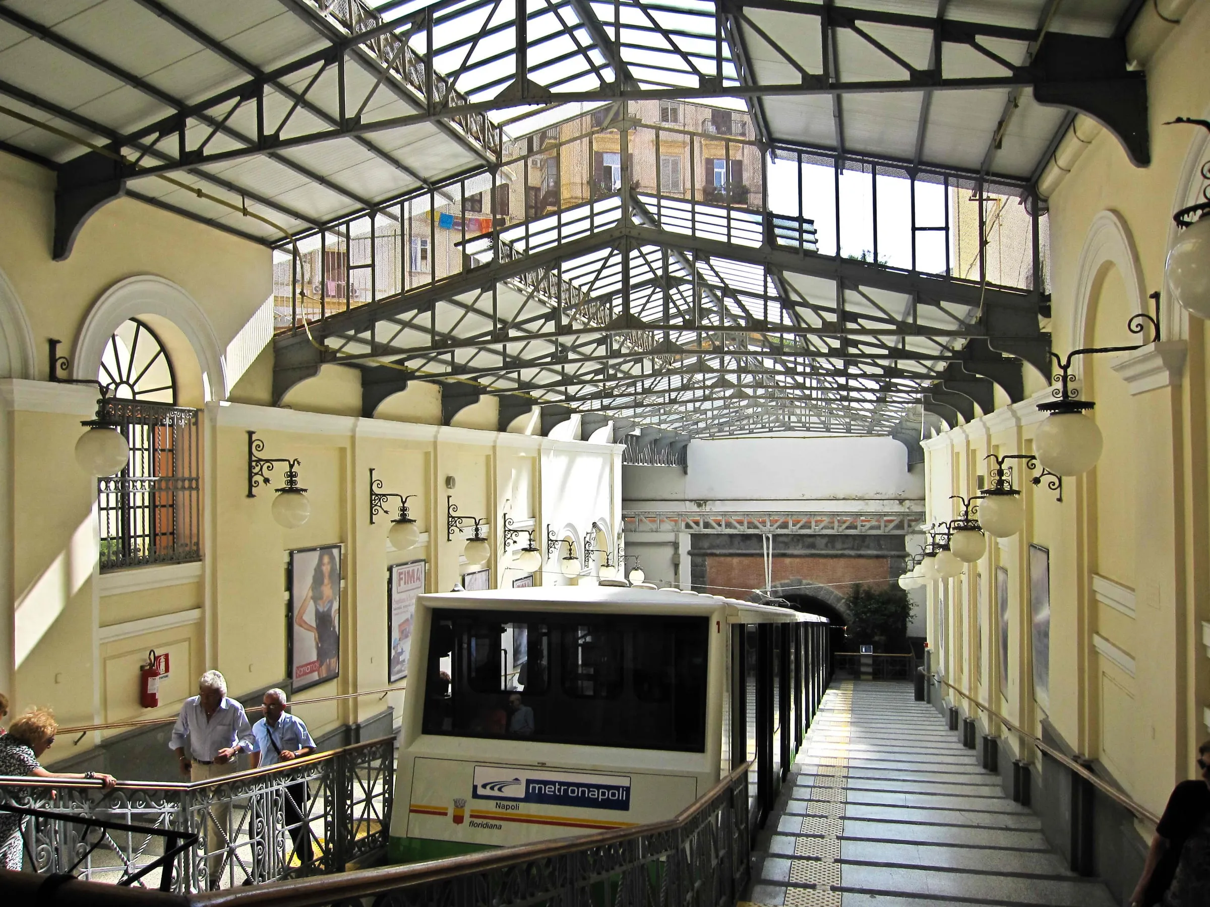 Station haute du Funicolare Centrale, piazza Fuga au Vomero, le quartier des hamburgeries de Naples