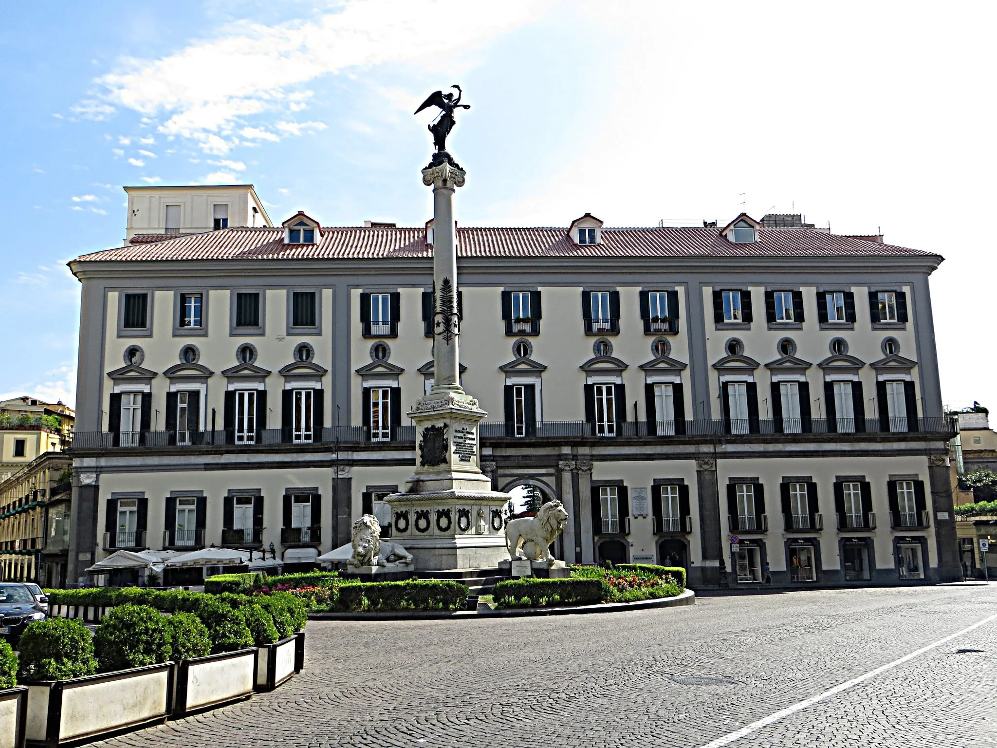 Piazza dei Martiri à Chiaia, Naples, à deux pas du bar à burgers 12 Morsi, via Alabardieri