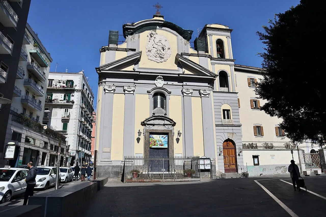 Église San Pasquale a Chiaia sur la piazza San Pasquale à Naples, où Smashtag a ouvert sa première adresse de smash burger napolitaine