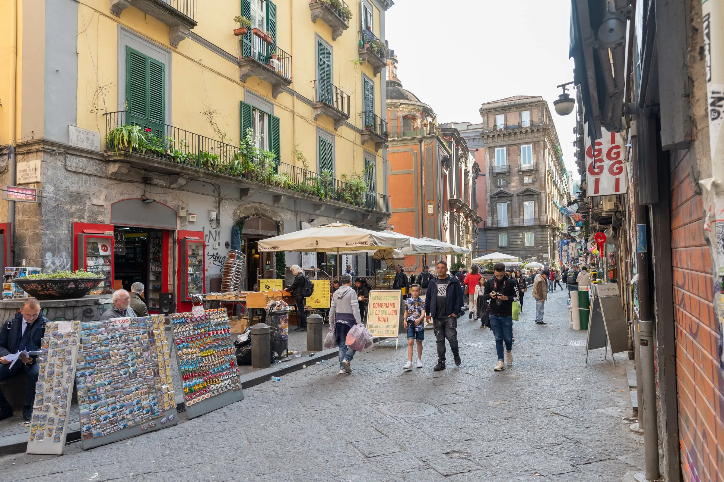 Piazzetta Nilo sur Spaccanapoli, à Naples, où Puok Burger Store tient sa hamburgeria du centre historique au numéro 9