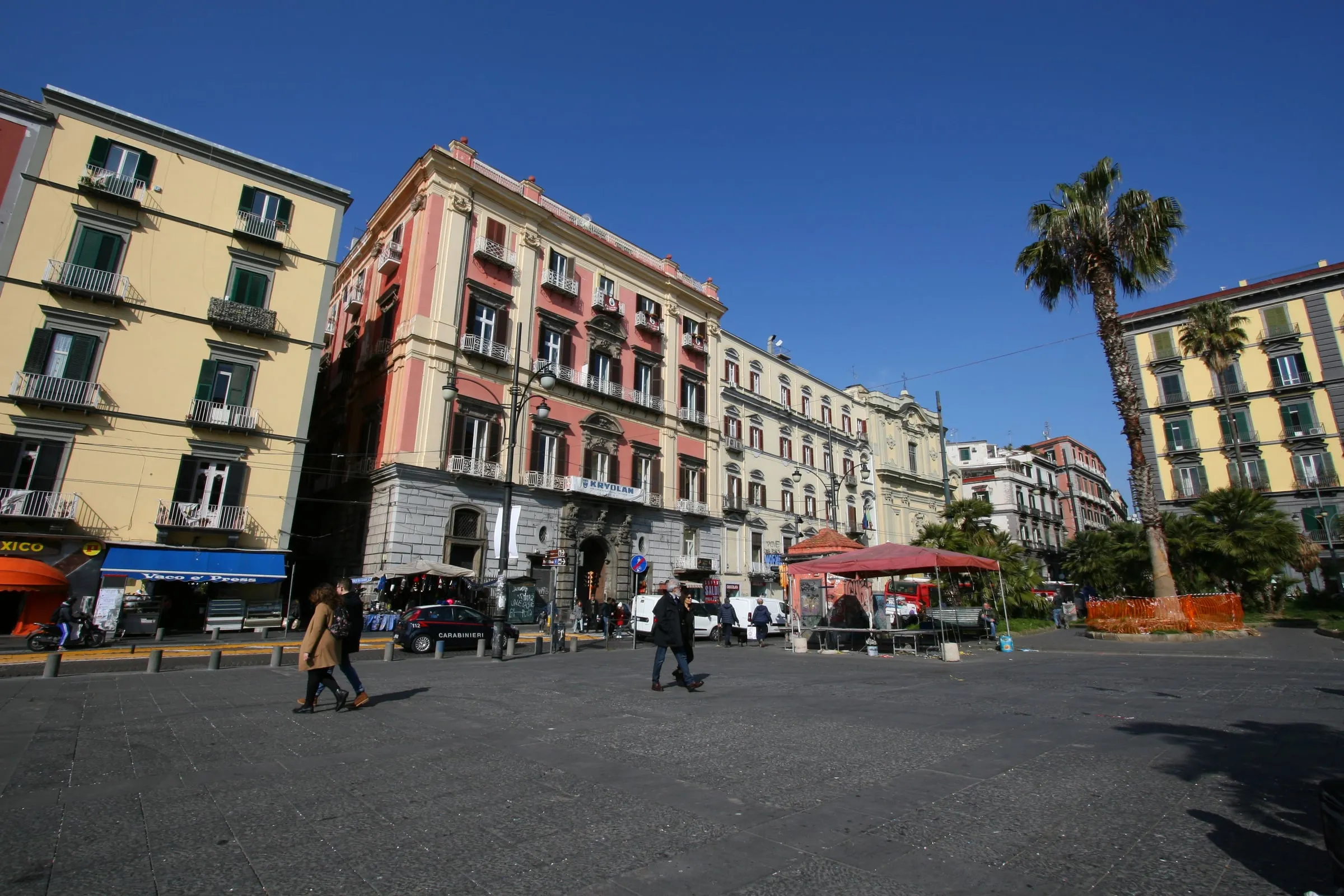 Piazza Dante, dans le centre historique de Naples, où se trouve Smesh Burger au numéro 89