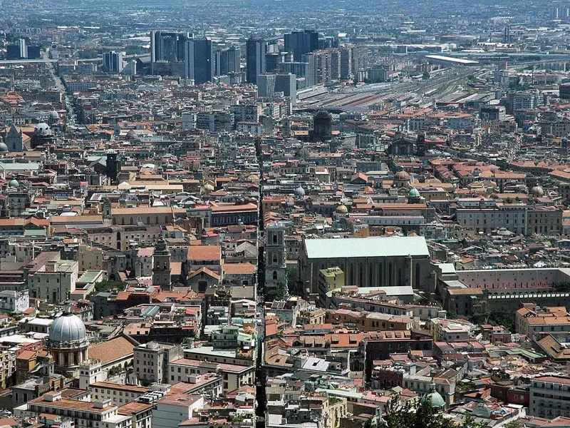 Meilleur burger à Naples : la ville vue du Castel Sant'Elmo, avec Spaccanapoli qui traverse en ligne droite le centre historique vers Napoli Centrale