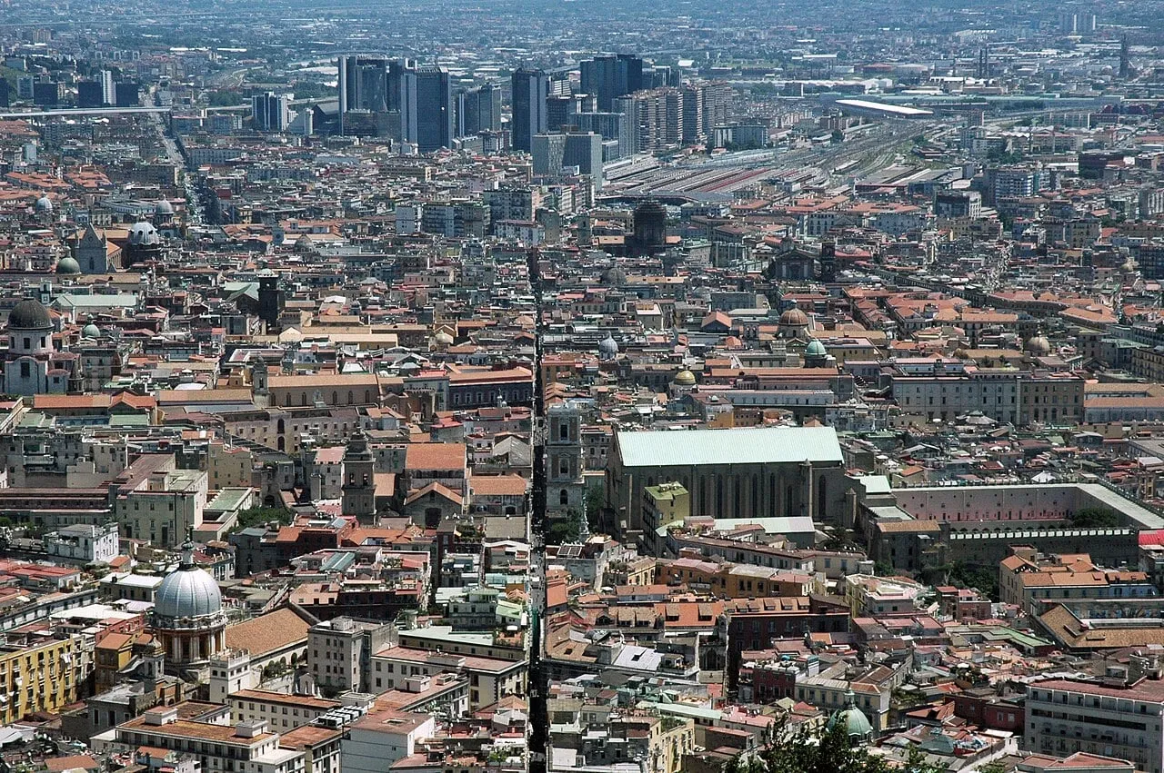 Meilleur burger à Naples : la ville vue du Castel Sant'Elmo, avec Spaccanapoli qui traverse en ligne droite le centre historique vers Napoli Centrale