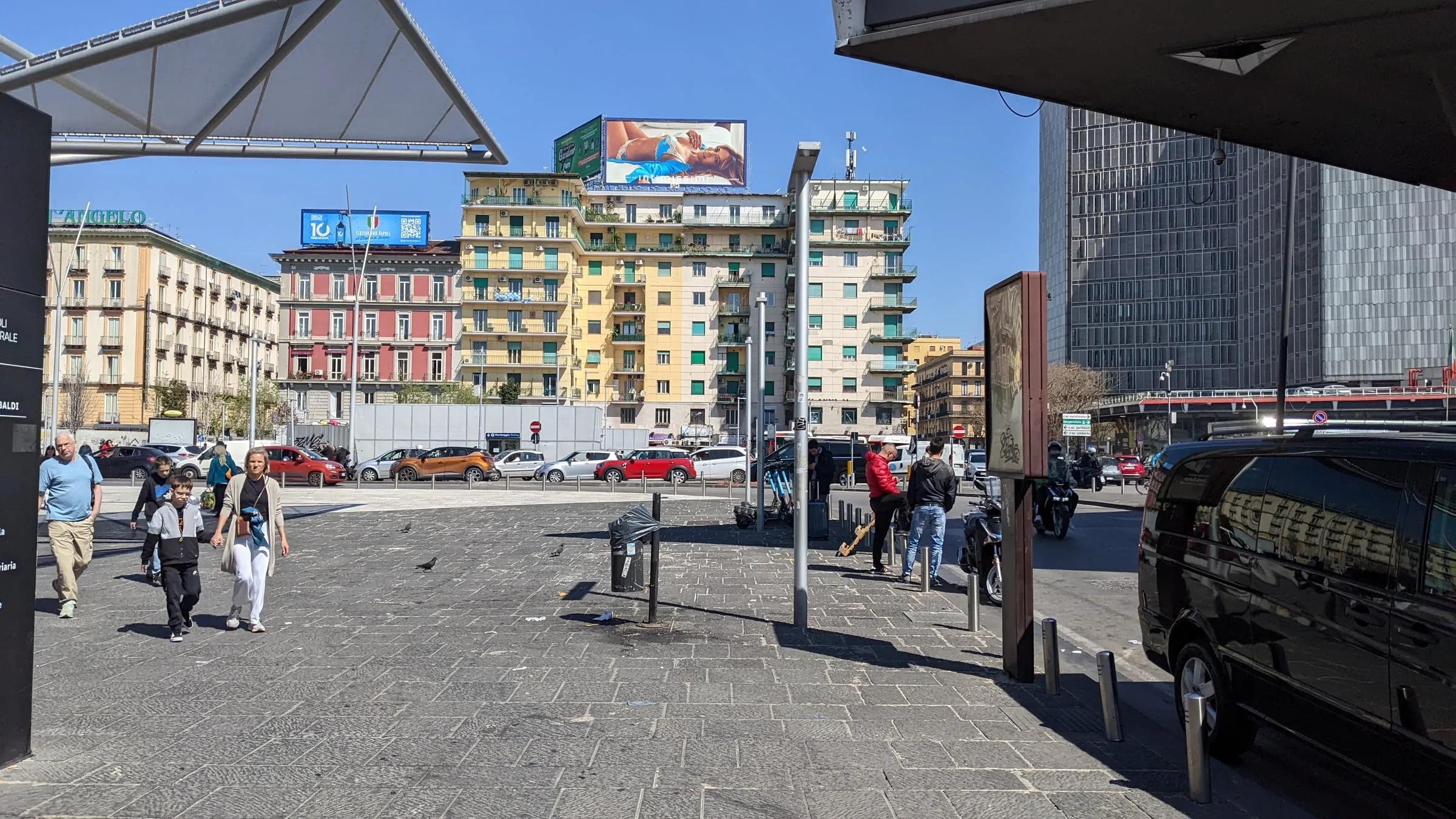 Piazza Garibaldi et la gare de Napoli Centrale, où Five Guys a ouvert à Naples en septembre 2025