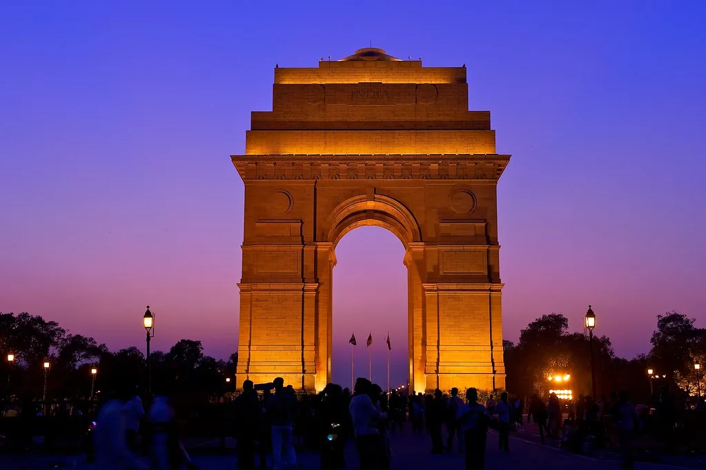 New Delhi at sunset over India Gate, locating Khan Market, Connaught Place and Defence Colony burger areas