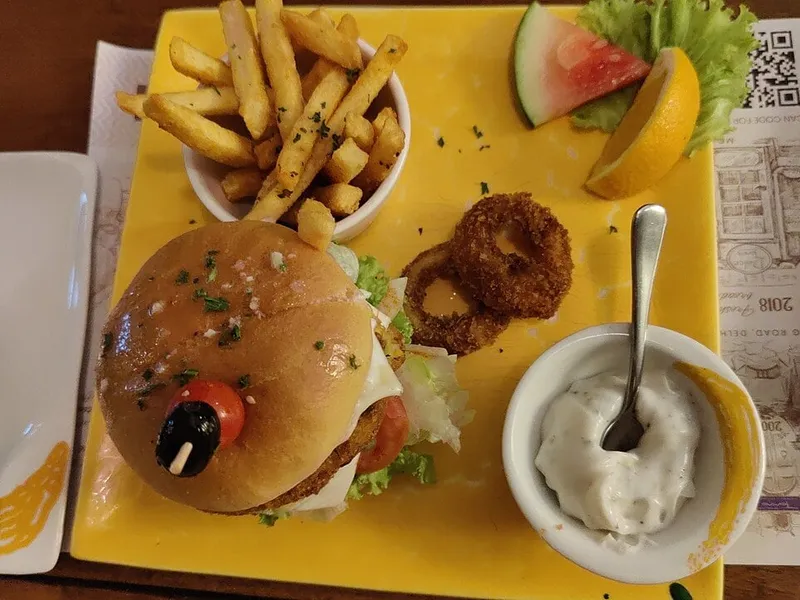 Burger, frites, rondelles d'oignon et sauce dans un café de Connaught Place, quartier des meilleurs burgers de New Delhi