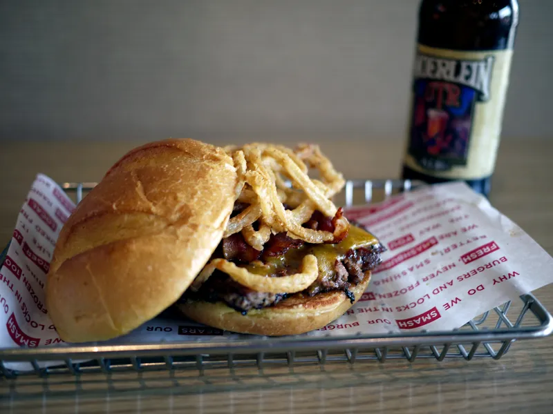 Mejores hamburguesas en Nueva York: smashburger clásica con queso fundido y patatas