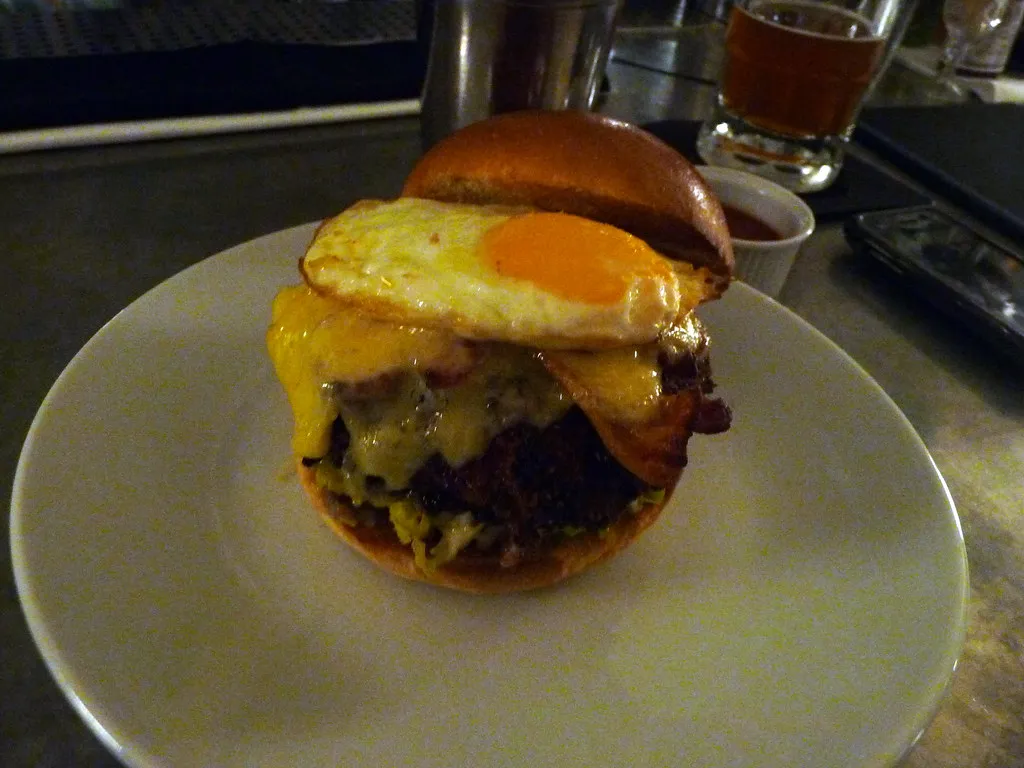 Sándwich de pollo frito estilo Nashville con pepinillos en pan de leche
