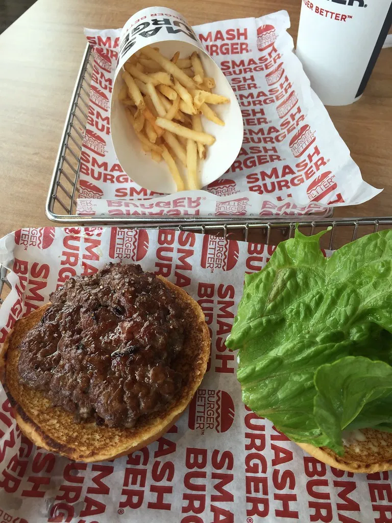 Smash burger de ternera con bordes crujientes en plancha