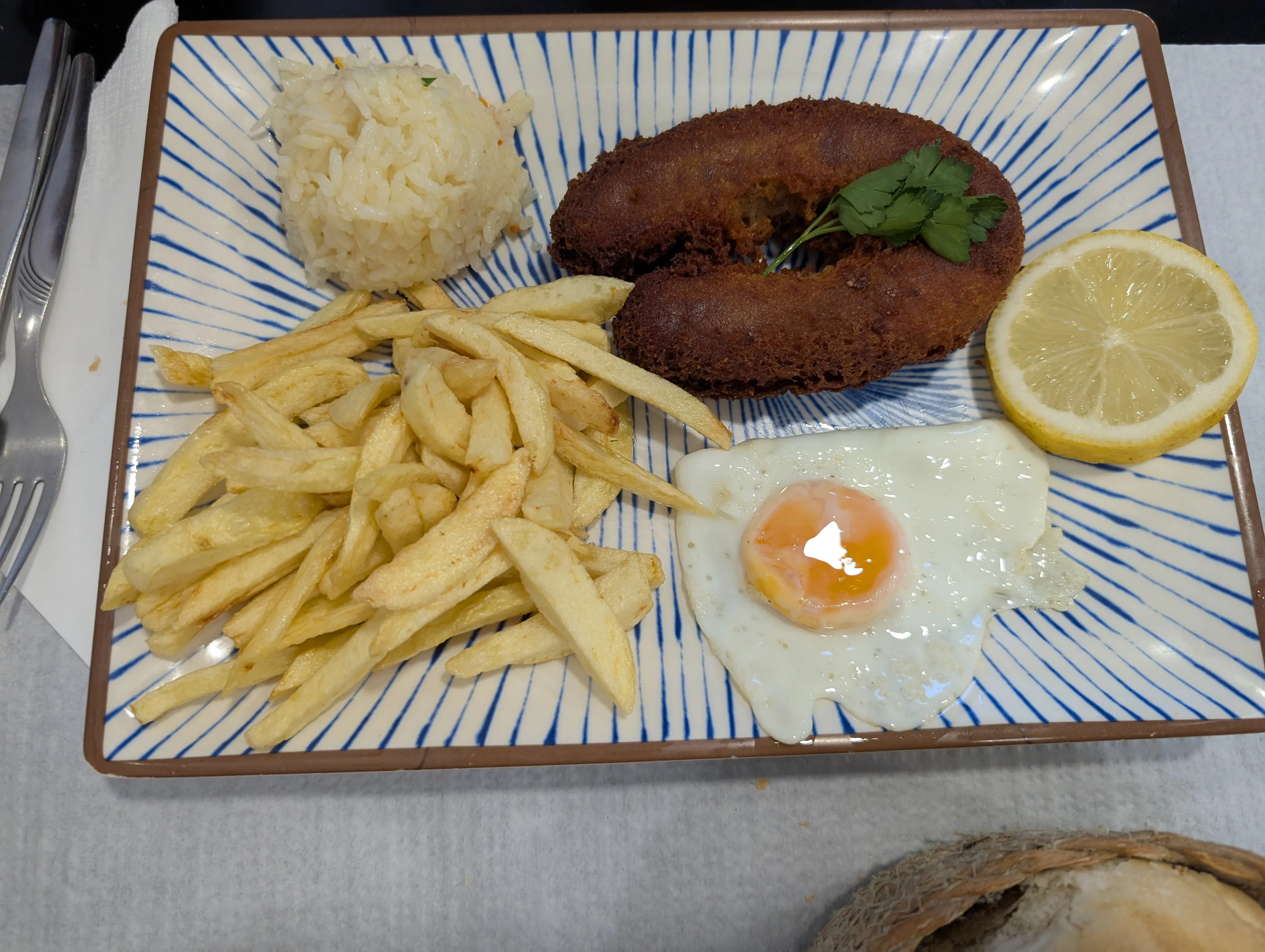Alheira frita, el embutido portugués de la hamburguesa Machadinha de Bira dos Namorados en Oporto
