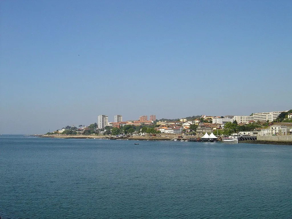 Desembocadura del Duero en Foz do Douro, el barrio marítimo de Oporto con hamburgueserías junto a la playa