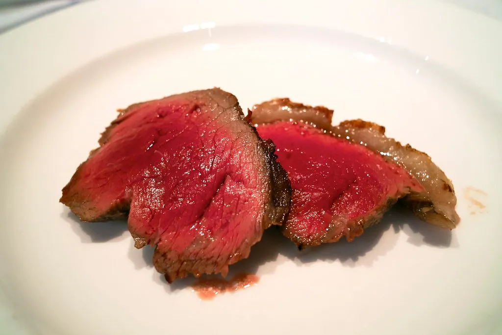 Picanha en lonchas, el corte que OPO Smash Burgers mezcla en la carne de sus hamburguesas en Oporto