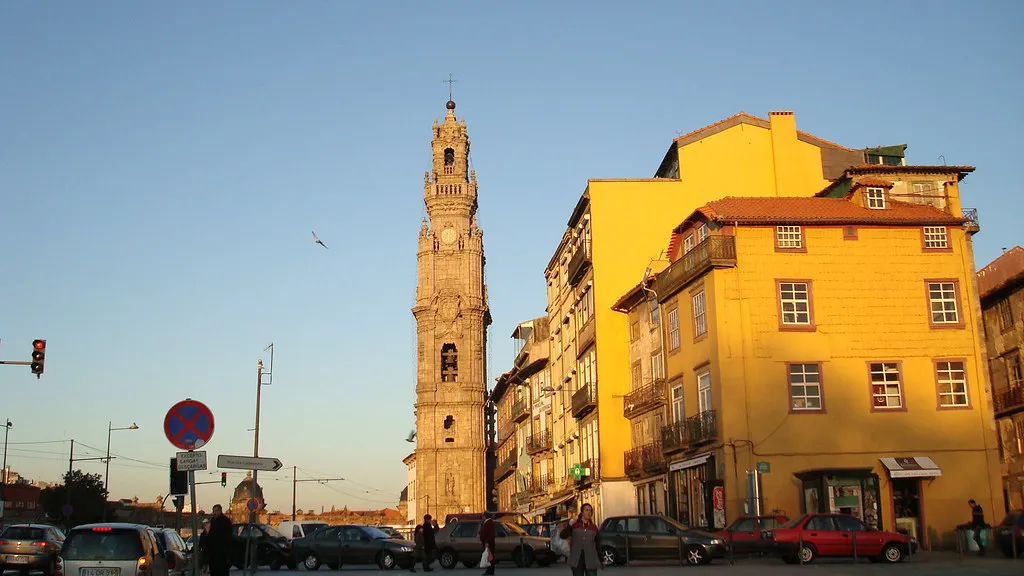 Torre dos Clérigos en el centro de Oporto, cerca de las hamburgueserías Crave Burgers y Honorato