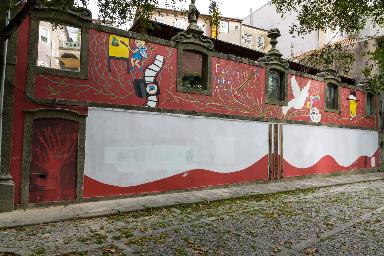 Estatuas en el muro del Passeio das Virtudes en Oporto, donde está el bar de hamburguesas Musa das Virtudes