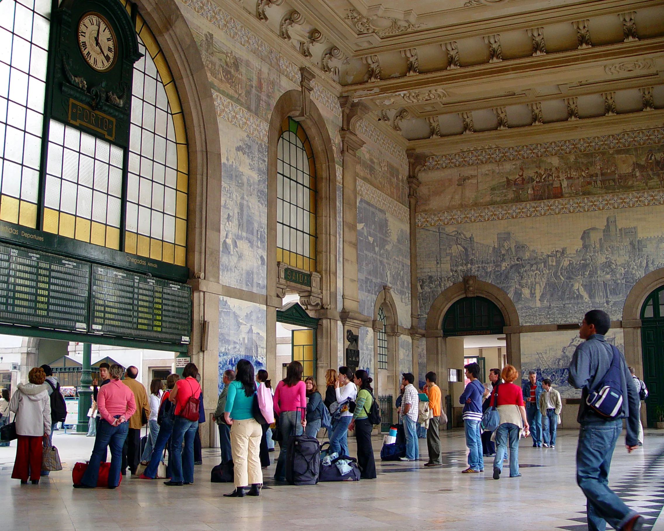 Vestíbulo de azulejos de la estación de São Bento en Oporto, sede del Time Out Market Porto y del puesto de smash burgers de Brusco