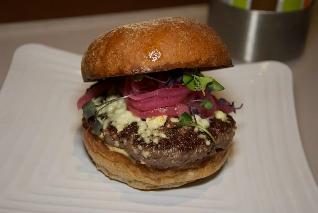 Burger au bison dans un pain brioché, la viande du Robuste du Chic Shack à Québec