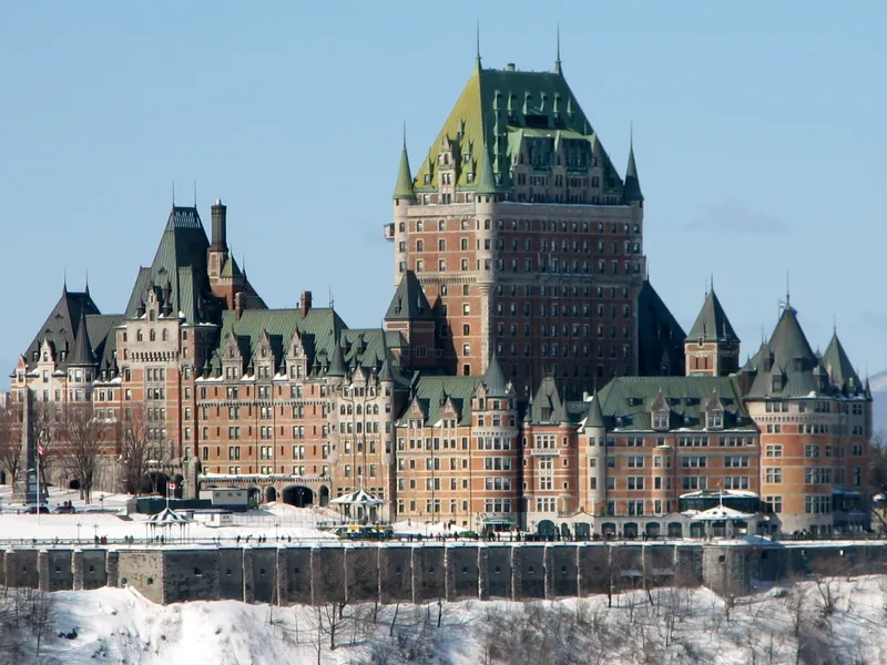Le Château Frontenac domine le Vieux-Québec, près des restaurants de burgers Le Chic Shack et La Bûchette