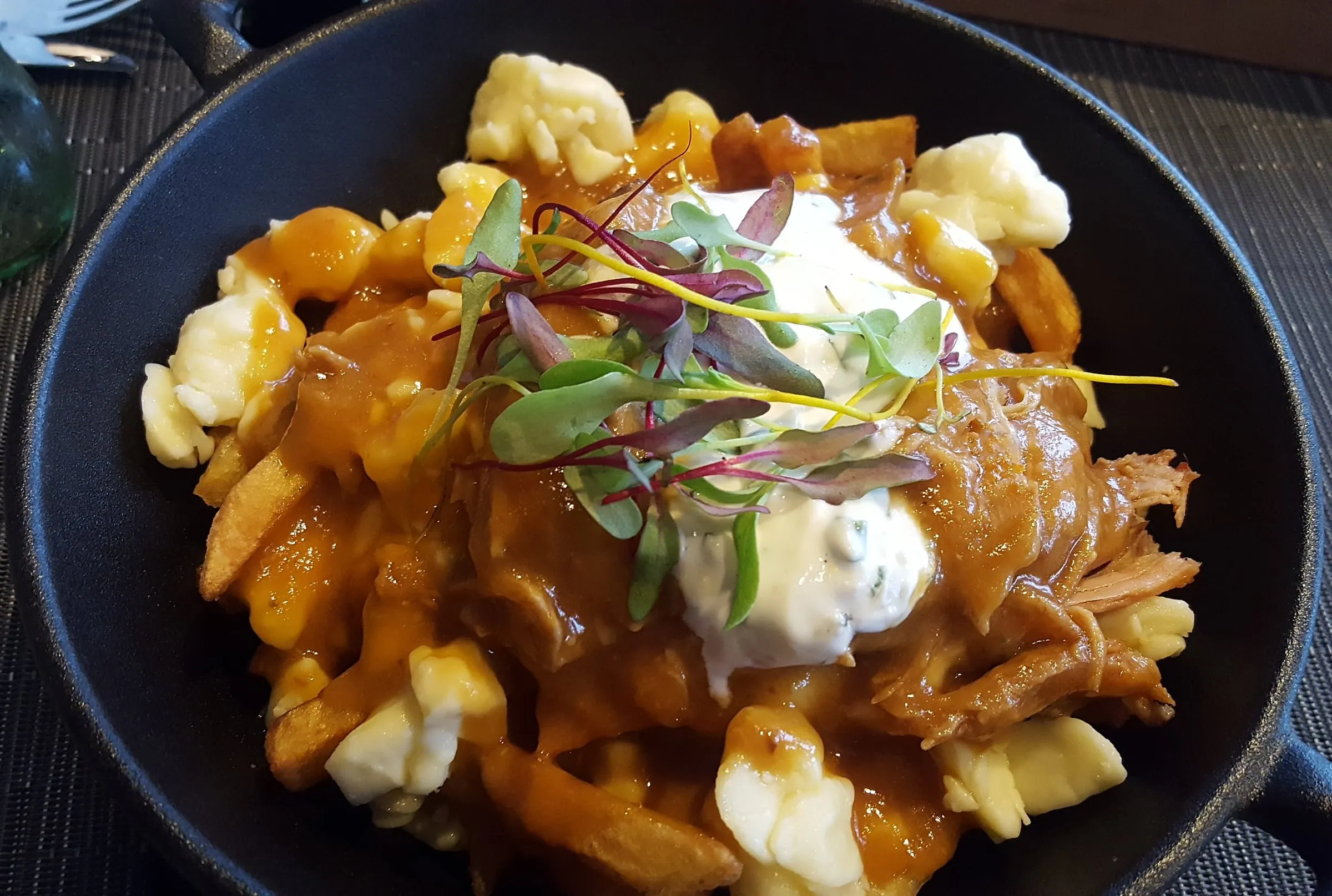 Poutine au fromage fumé, porc BBQ et crème sure au Champlain, à Québec
