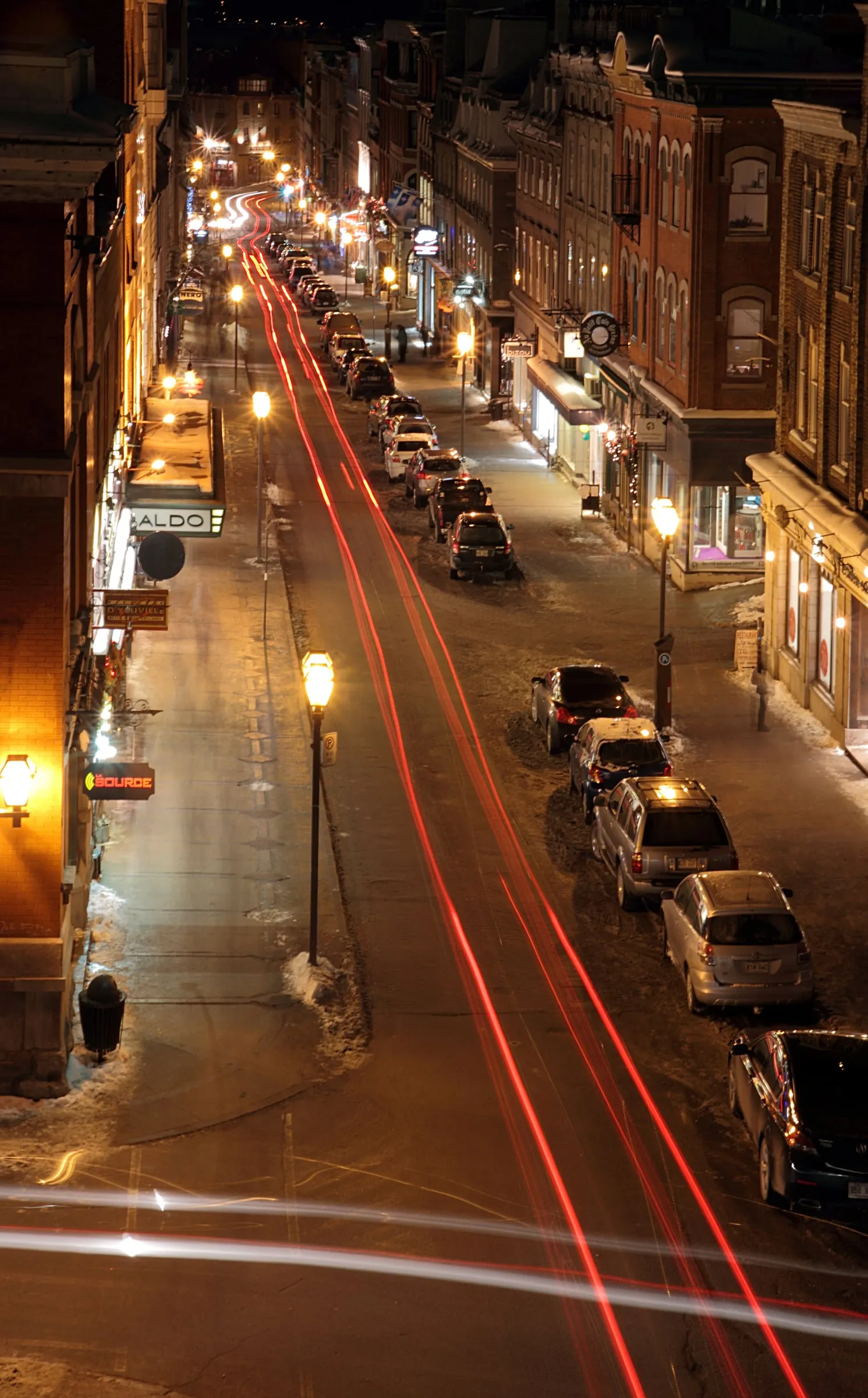La rue Saint-Jean à Québec le soir, rue des restaurants de burgers Chez Victor et Les Trois Garçons