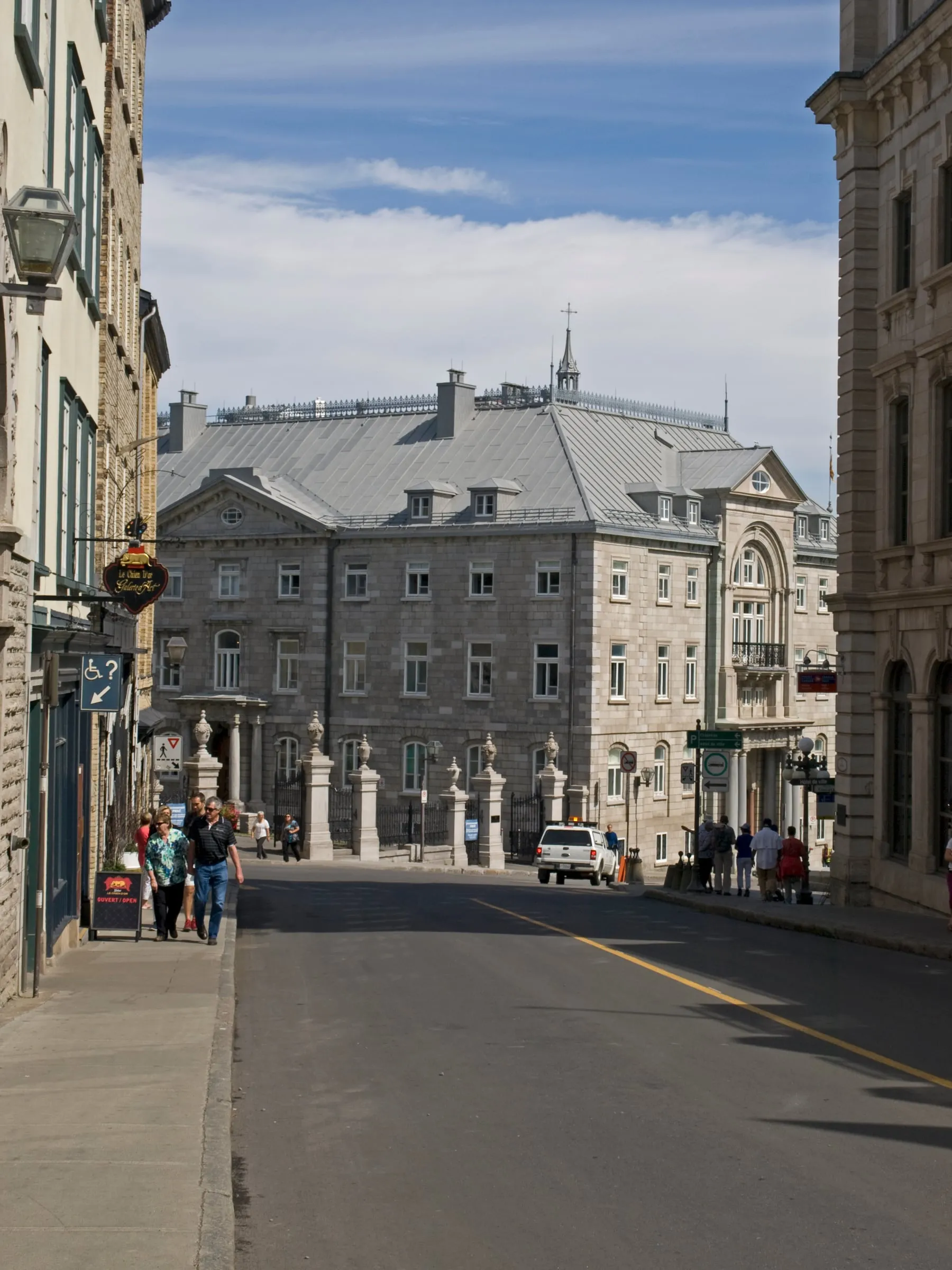 La rue du Fort vue de la place d’Armes dans le Vieux-Québec, où Le Chic Shack sert ses burgers face au Château Frontenac