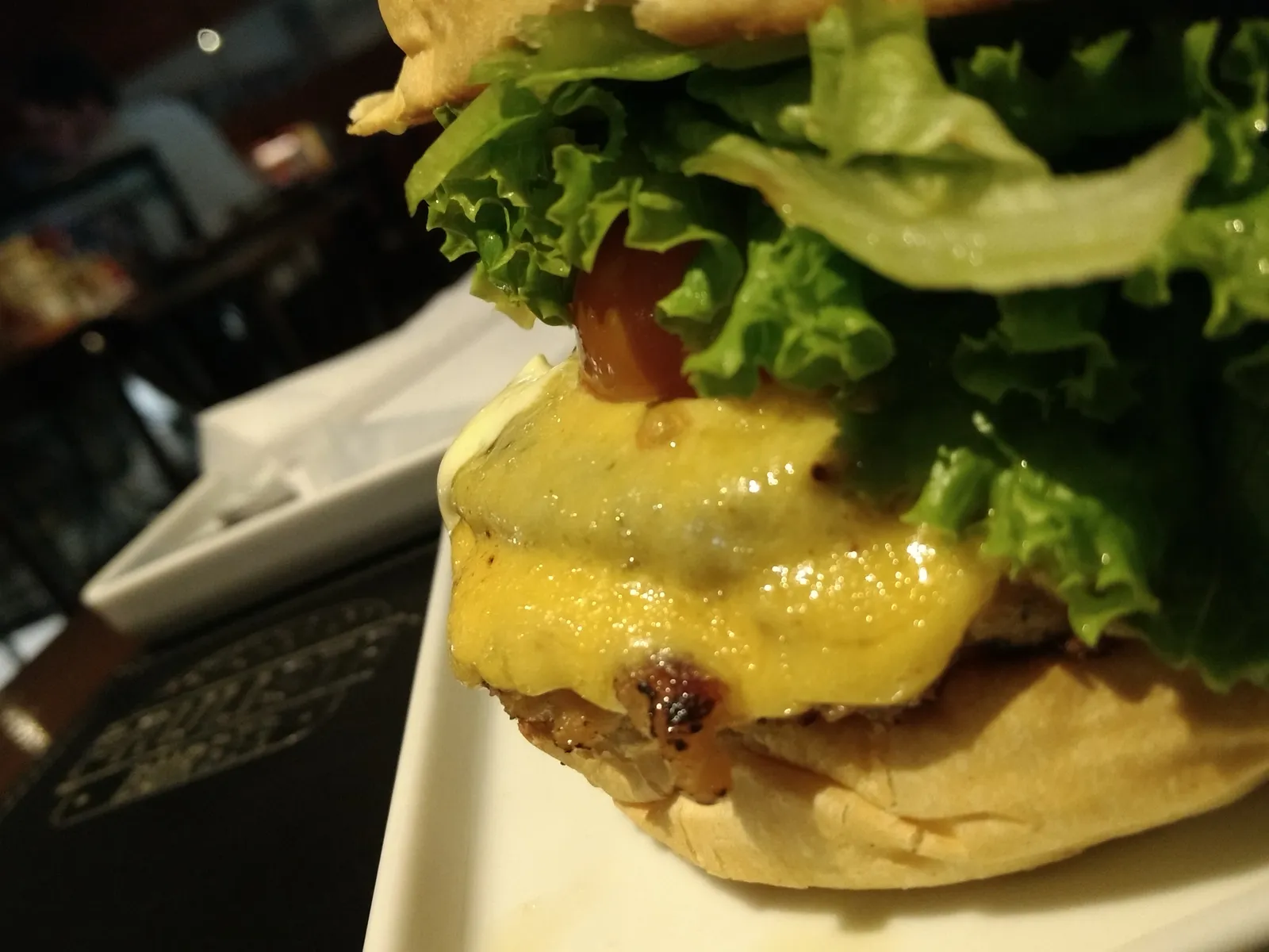 Cheeseburger with cheddar, lettuce and tomato at Paulista Burger & Bar on Rua Augusta, a taste of the best burgers in São Paulo
