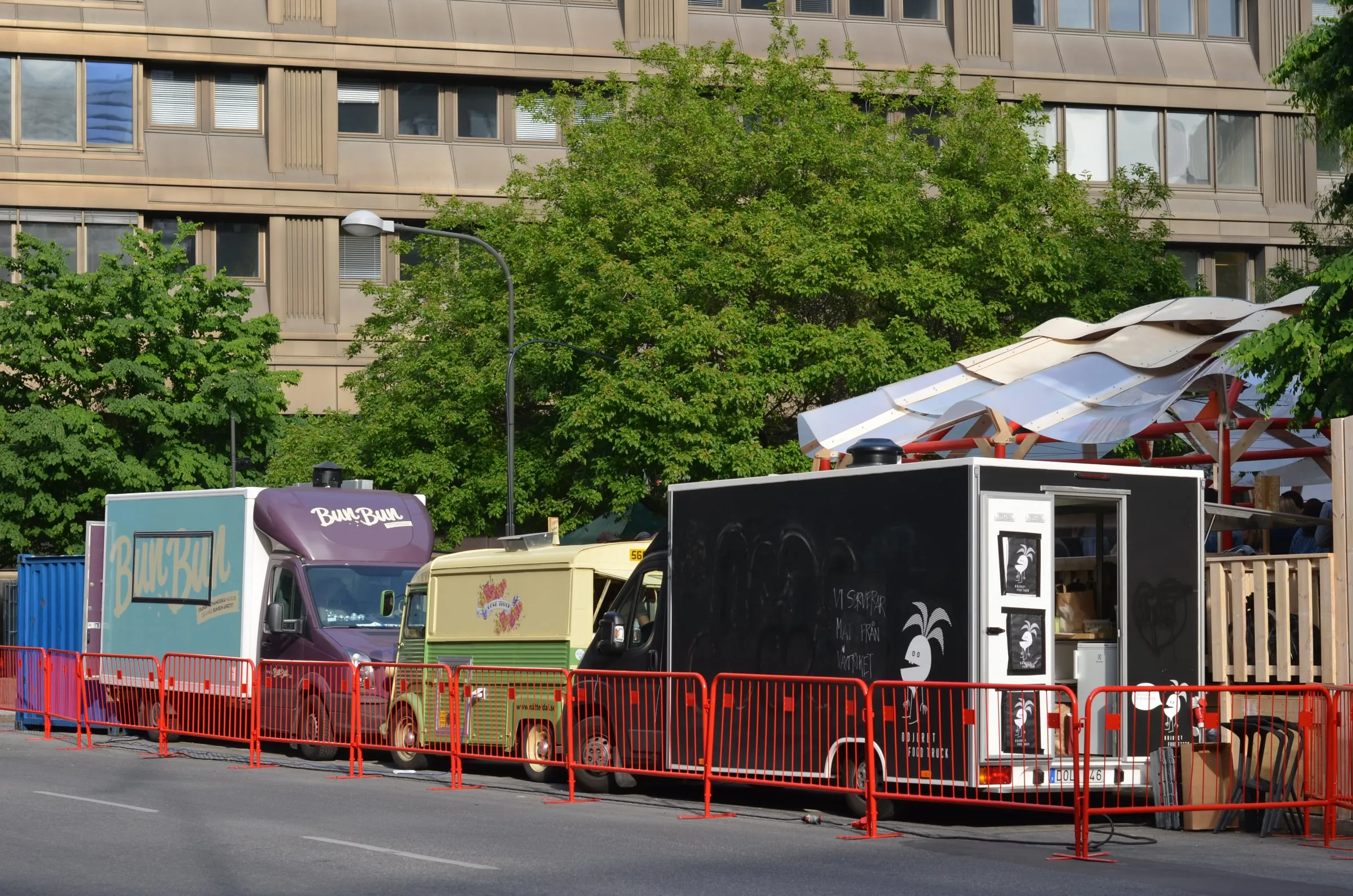 Food trucks sur Brunkebergstorg à Stockholm, la street food au cœur de la scène burger